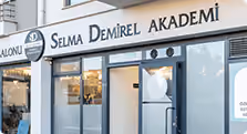 Selma Demirel Akademi'nin Çanakkale Kepez'deki binasının cephesi ve tabelası